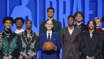 前湖人三冠王：詹姆斯还不配在湖人获得雕像，除非再夺一冠